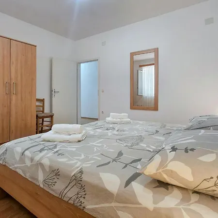 Gorgeous In Bajnice Jesenice Apartamento