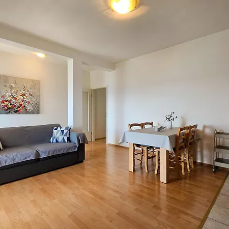 Gorgeous In Bajnice Jesenice Apartamento